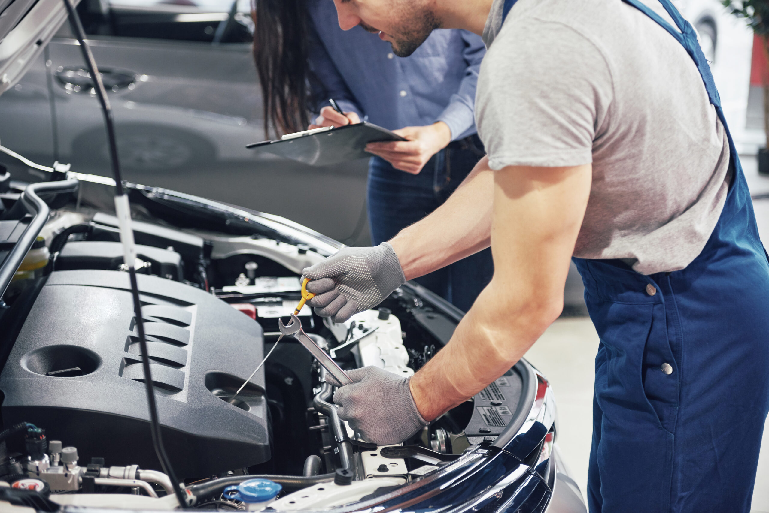 Engine Overheating in Abu Dhabi – Causes, Warning Signs & Solutions